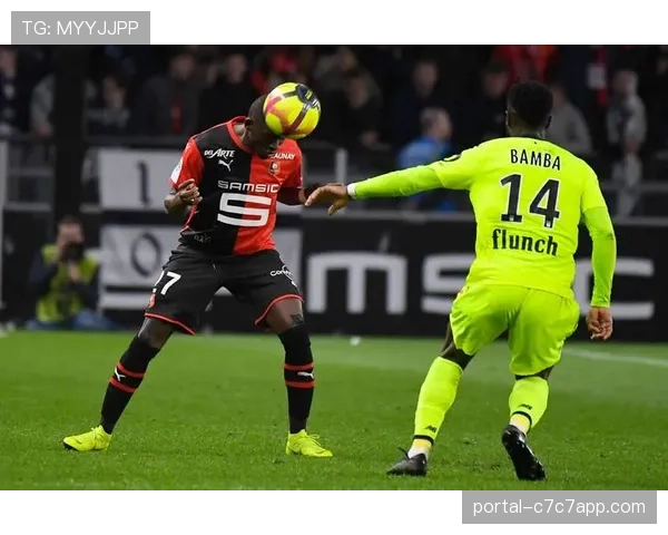 战术分析:里昂通过前场灵活换位,成功切割了对手雷恩的防守链条